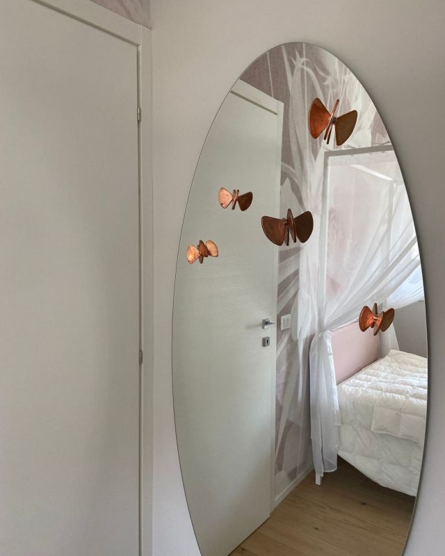 Per progettare le soluzioni migliori per i nostri clienti è fondamentale la condivisione. Alice ha un gusto particolare, raffinato e ricercato. Per lei abbiamo progettato una camera ricca di dettagli: carta da parati, farfalle ramate e tende leggere. 
#bfinterni #weareinteriordesigners #cartadaparati #wallpaper #lettoabaldacchino #interiordecor #interiordesigners #bfinterniproject