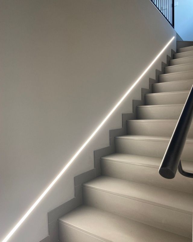 In una progettazione a 360° ogni ambiente viene studiato nel dettaglio. Nella progettazione di quest'abitazione  è stata particolare la scelta di una lunga striscia led come segnapasso, un taglio di luce che accompagna dalla zona giorno al piano superiore. Funzionalità ed estetica si incontrano perfettamente. 
#bfinterniproject #bfinterni #segnapasso #interiordecor #interiordesigners
