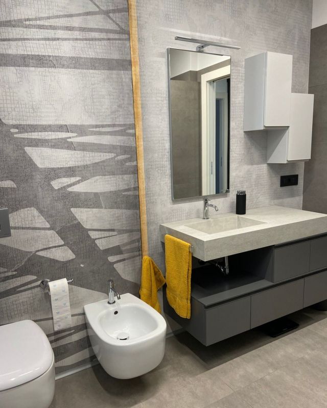 Per dare brio ad un bagno ospiti basta anche solo un tocco di colore. La struttura di questo bagno verte su colori neutri nella scala dei grigi. Un unico tocco di colore ocra movimenta la composizione. 
#bfinterni #bfinterniproject #bathroom #bagnoospiti #arredobagno #weareinteriordesigners #interiordecor #interiordesignersbergamo #interiordesign