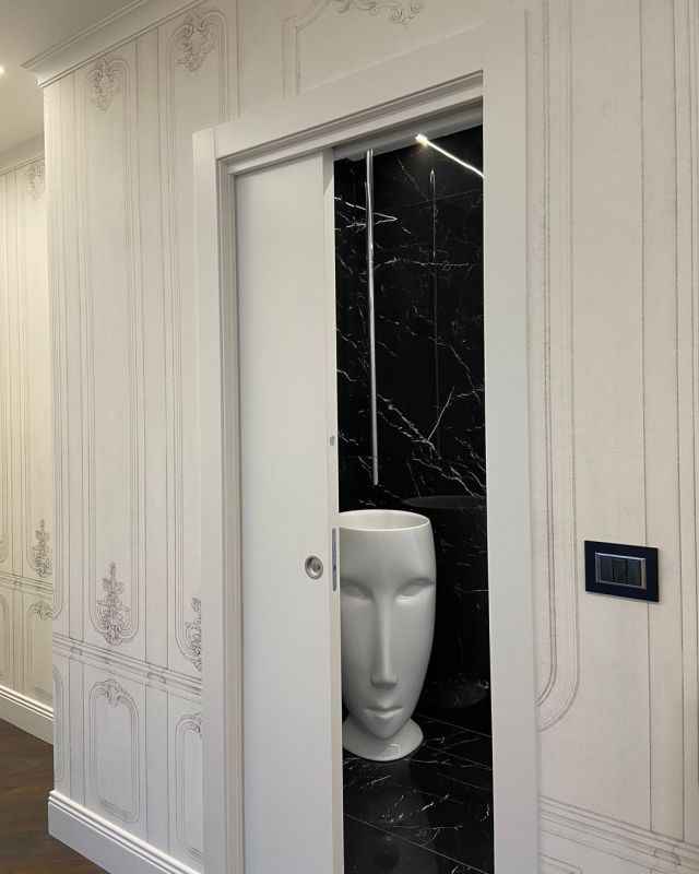 Cu cù 🤪! Nella casa di F&L il bagno degli ospiti è simile ad un'installazione d'arte. 
Marmi bianchi e neri lucidi avvolgono tutte le pareti e il pavimento creando giochi di riflessi e illusioni ottiche attraverso le strisce led incassate a soffitto.
All'ingresso il lavandino lavamani è scultoreo dalla forte presenza scenica, sicuramente gli ospiti ne saranno stupiti. 
#bfinterni #architettura #bathroomdecor #interiordesign #realizzazione