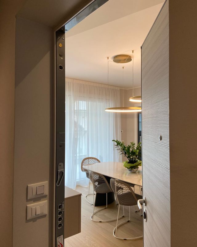 Welcome home 🏡 
Casa Erre: un progetto basato sui colori caldi e le forme arrotondate e morbide.
#bfinterniproject #bfinterni #interiordesigner #interior #architecture #tavoloinmarmo #lightdesign
