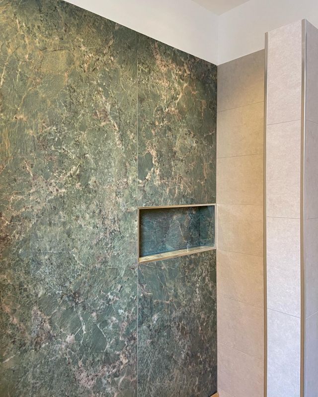 Camera matrimoniale con bagno privato sui toni del verde. In attesa di porte e sanitari 
#bfinterniproject #bfinterni #interiordesigners #interiordesign #bedroom #masterbedroom #bagnopadronale #marmoverde