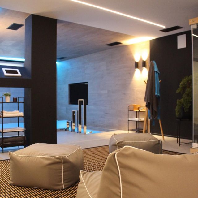 Nella periferia di Milano ci siamo occupati della ristrutturazione di un’intera casa a tre piani. Nel piano seminterrato abbiamo sviluppato il progetto per una piscina interna. Molteplici sono i dettagli, dalle texture differenti per i rivestimenti, all’impianto di filo diffusione e le luci cromoterapiche. 
#bfinterniproject #bfinterni #pooldesign #piscinainterna #archilovers #strisceled #piscinaidromassaggio #sauna