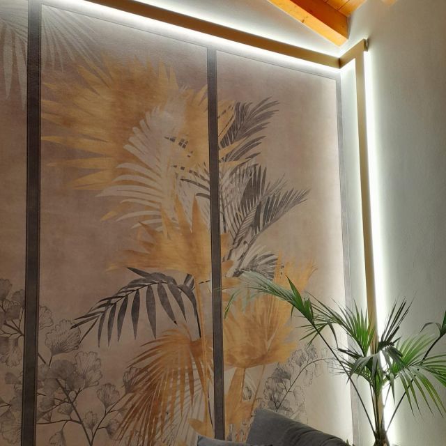 Pareti d’arredo 🌿
Con il giusto progetto le singole pareti acquistano valore. 
Si possono usare strisce di colore, lastre di metallo, luci, quadri. Tutto dipende dallo stile della casa e dal gusto del cliente. 
Nella foto una parete rivestita con carta da parati dalle palme dorate incorniciata da linee di luce nascoste in profili metallici colore oro. 
#bfinterniproject #bfinterni #wallpaper #palme #cartadaparati #cartadarredo #luciled #lightdesign #architecture