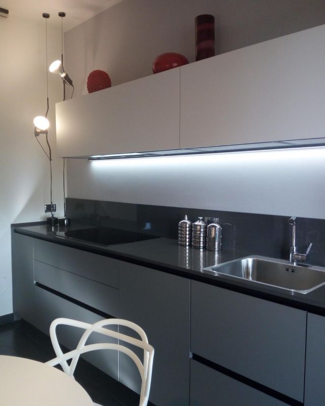 Prima VS dopo.
Senza stravolgere si possono ottenere grandi risultati. 
Vi mostriamo il prima e dopo di un ambiente cucina con piccolo tavolo da pranzo tondo. 
Per il nuovo progetto sono stati proposti dei colori decisi, dal forte carattere e soprattutto una miglioria funzionale: il forno in colonna ad un’altezza più comoda e sicura. 
#bfinterni #bfinterniproject #arritalcucine #silestone #kartell #flos #cucinalineare #interiordesign #progettazionedinterni